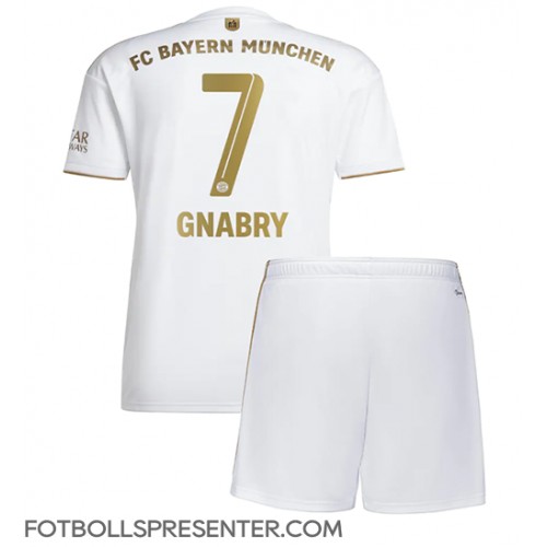 Bayern Munich Serge Gnabry #7 Bortatröja Barn 2022-23 Kortärmad (+ korta byxor)